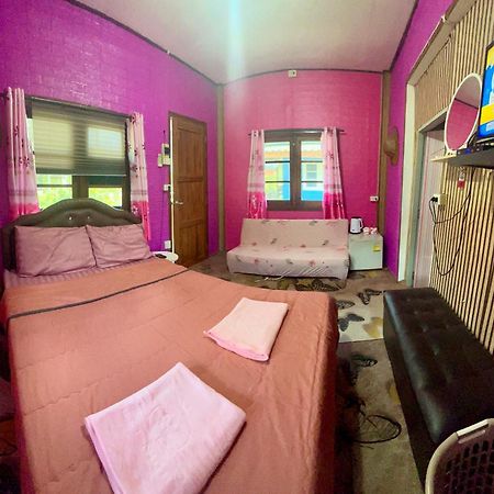 Готель Lee Red House Ban Lak Uan Екстер'єр фото